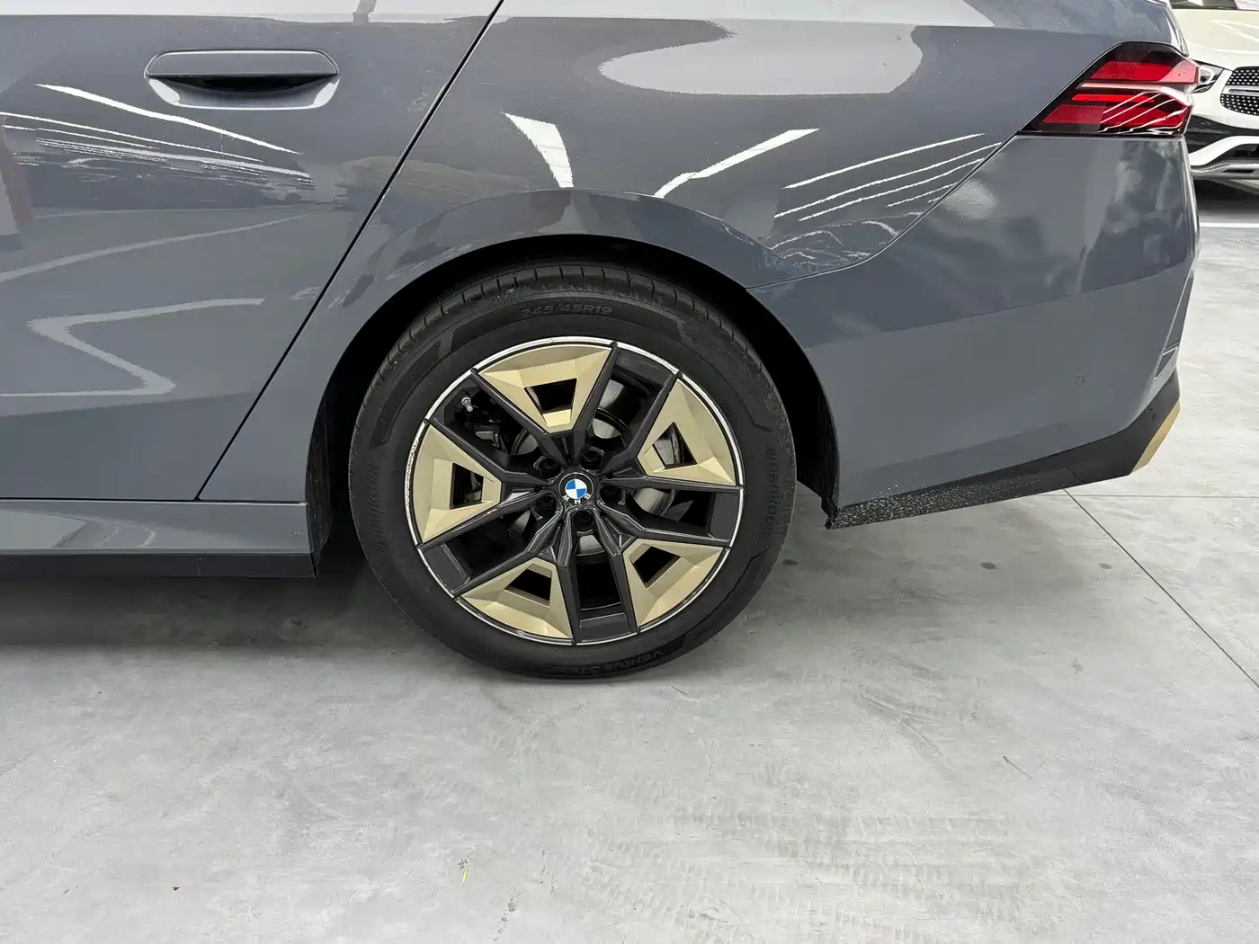 BMW 5 Series 2024 530Li Leading M Sport Package фото 14