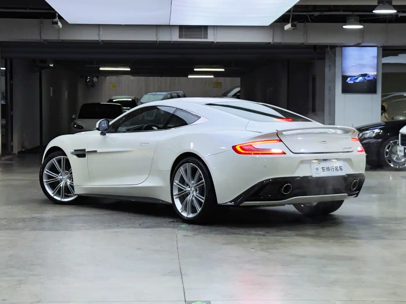 Aston Martin Vanquish 2013 6.0L Standard фото 4