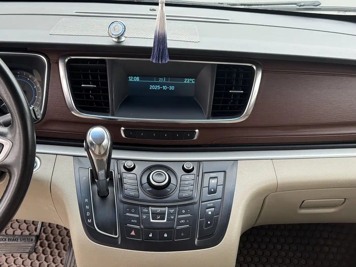 Buick GL8 2015 2.4L Luxury Business Exclusive Edition фото 27