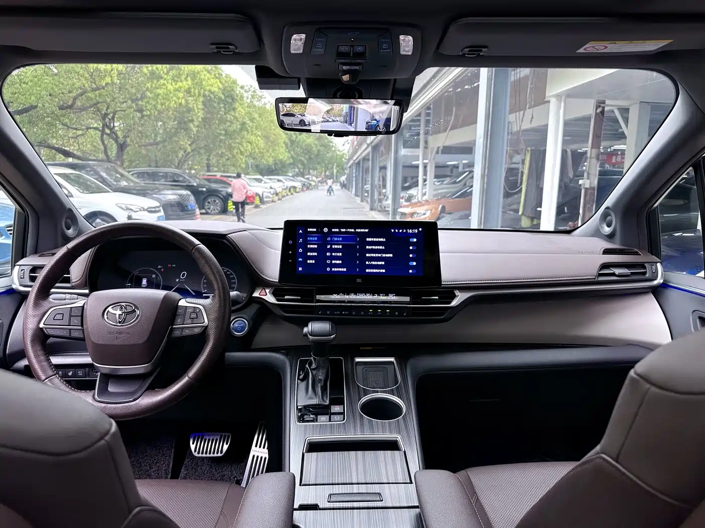 Toyota Granvia 2022 Model Year 2.5L Hybrid Flagship Edition фото 20
