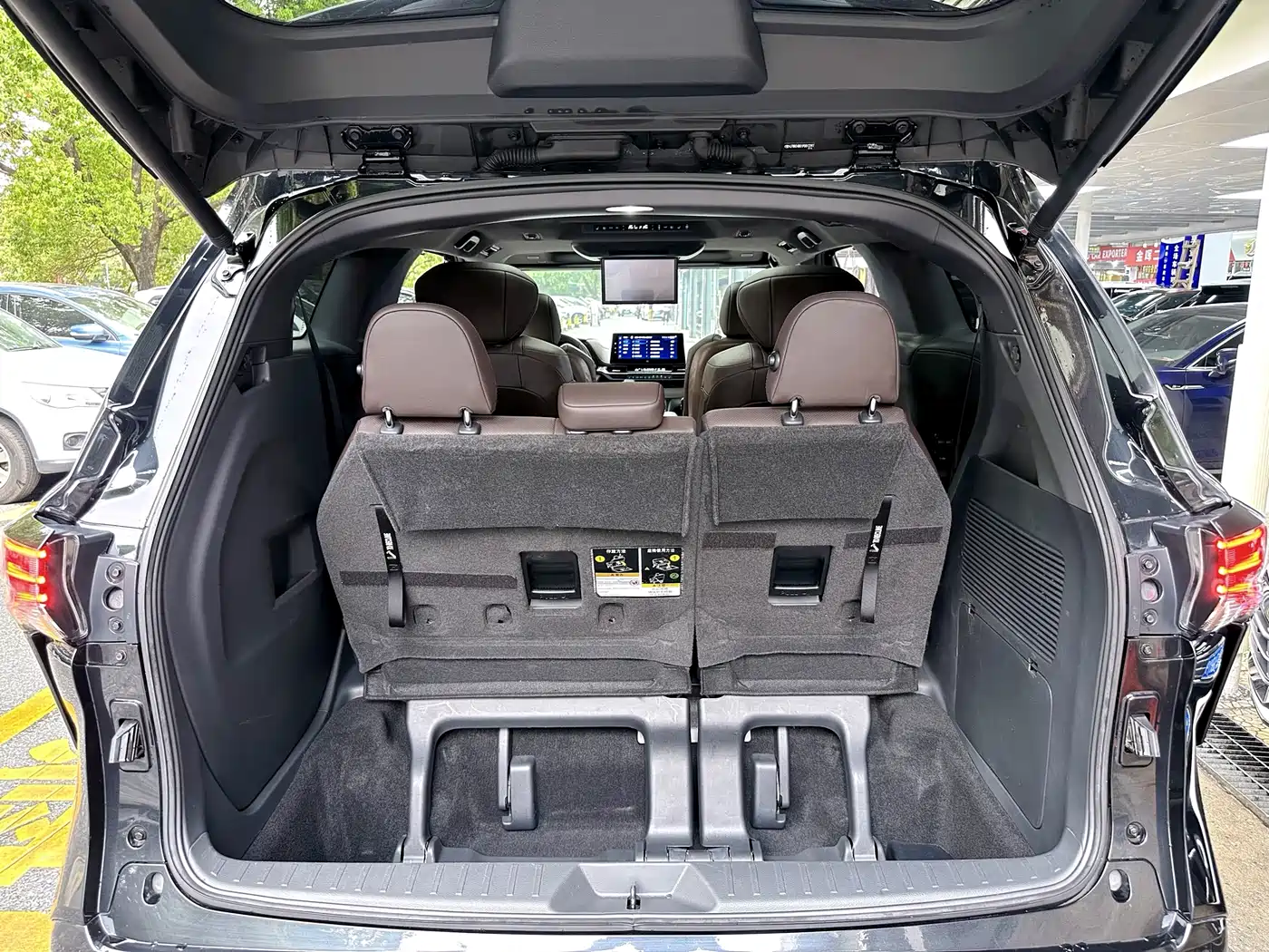 Toyota Granvia 2022 Model Year 2.5L Hybrid Flagship Edition фото 10