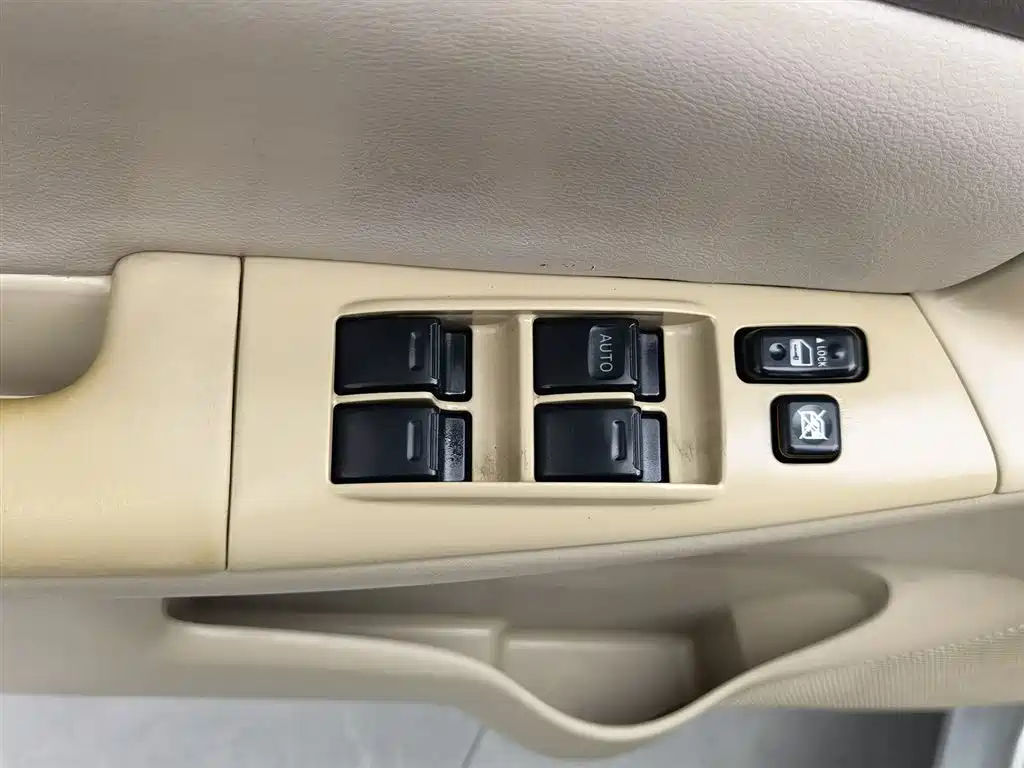 Toyota Corolla 2010 1.6L Manual Classic Edition фото 9