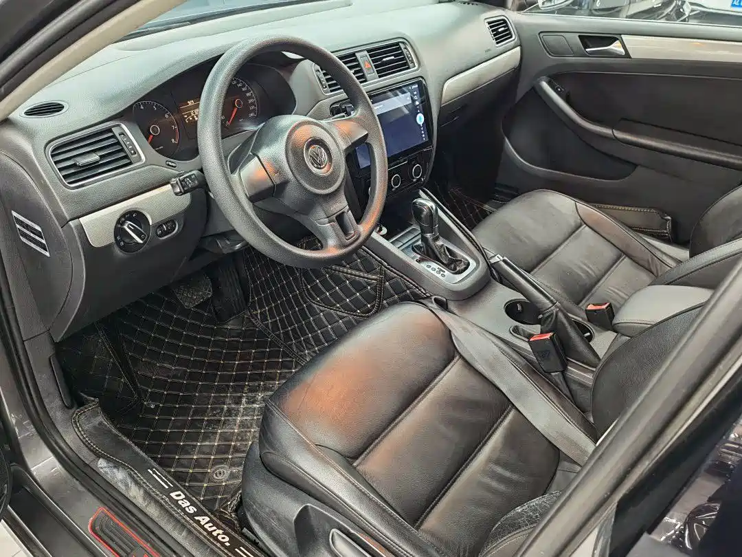 Volkswagen Sagitar 2012 1.6L Automatic Comfort Type фото 4