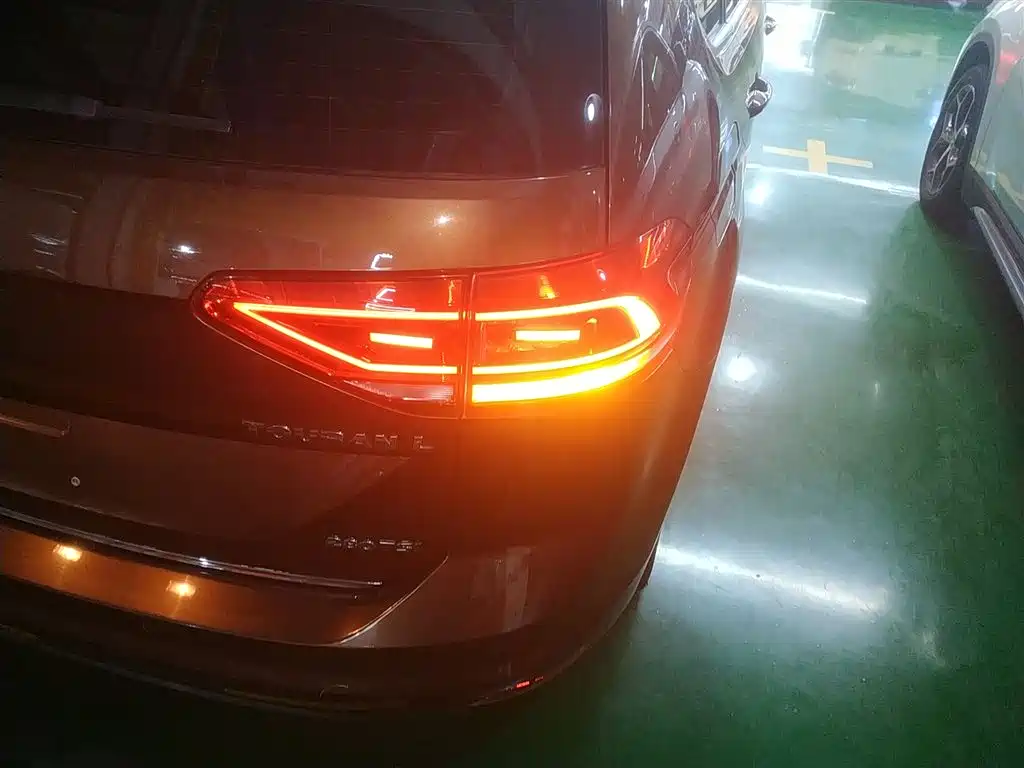Volkswagen Touran 2016 Touran L 280TSI DSG Luxury фото 8