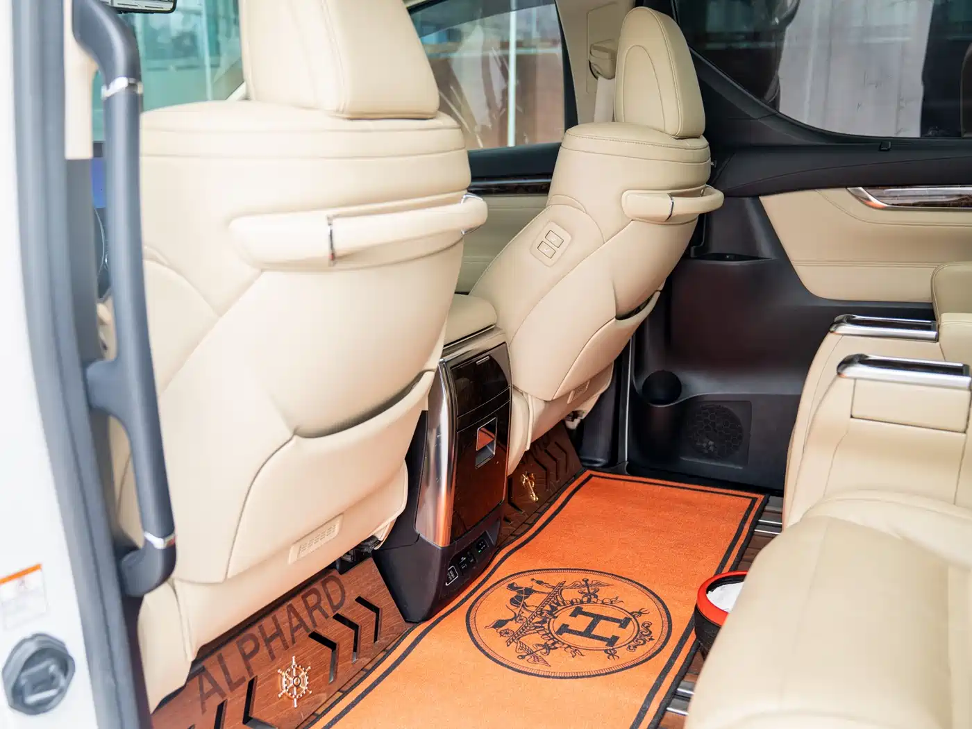 Toyota Alphard 2020 Hybrid 2.5L Luxury Edition фото 17