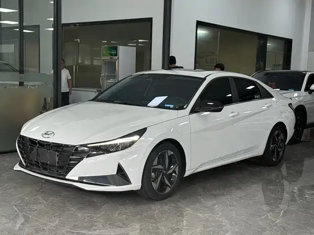 Hyundai Elantra 2022 1.5L CVT LUX Premium Edition — фото 1