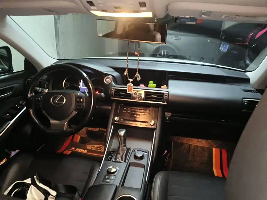 Lexus IS 2018 2017 300 Leading Edition