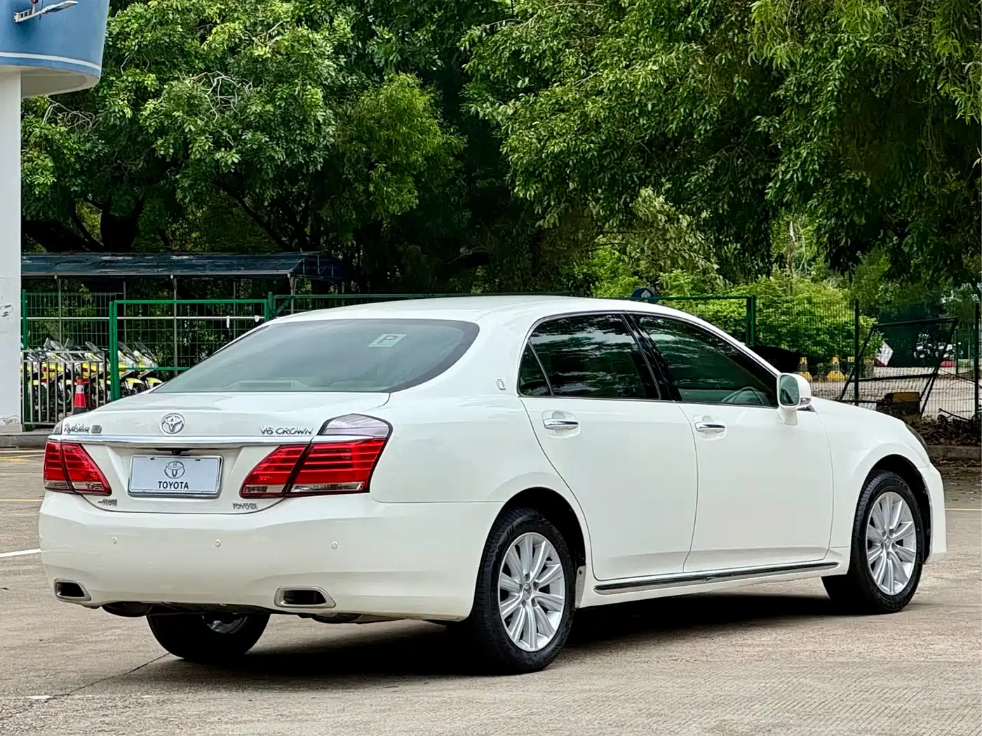 Toyota Crown 2012 2.5L Royal Leather Edition фото 22
