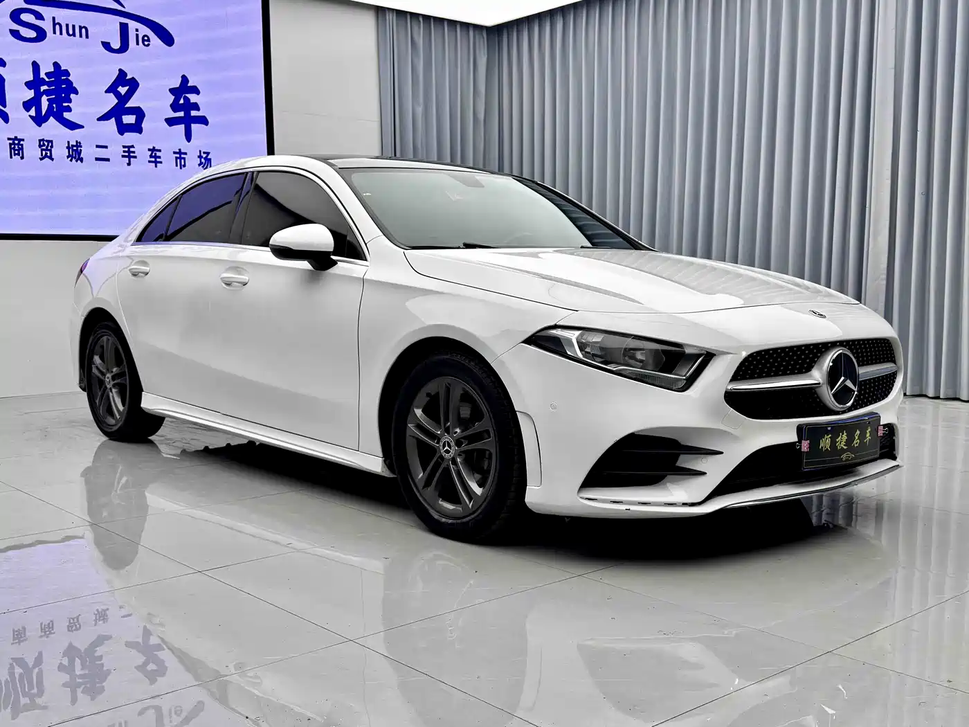 Mercedes-Benz A-Class 2019 A 180 L Sport Sedan фото 5