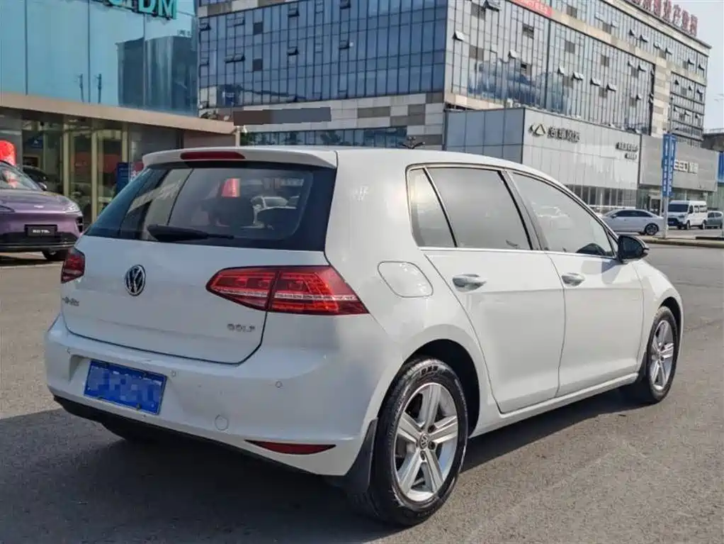 Volkswagen Golf 2017 1.6L Auto Comfort Millionth Edition фото 7