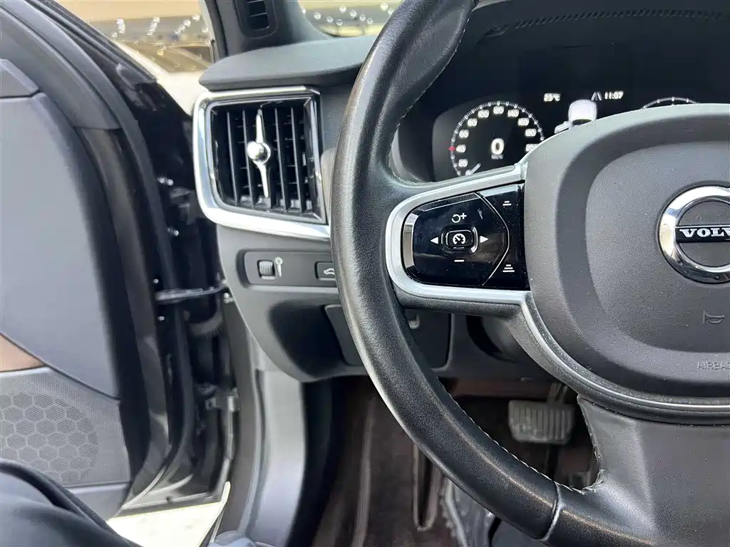 Фото 33 - Volvo V90