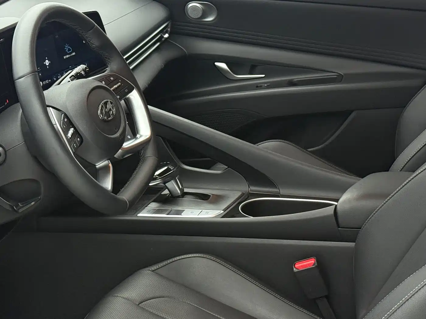 Hyundai Elantra 2022 1.5L CVT LUX Premium Edition фото 18