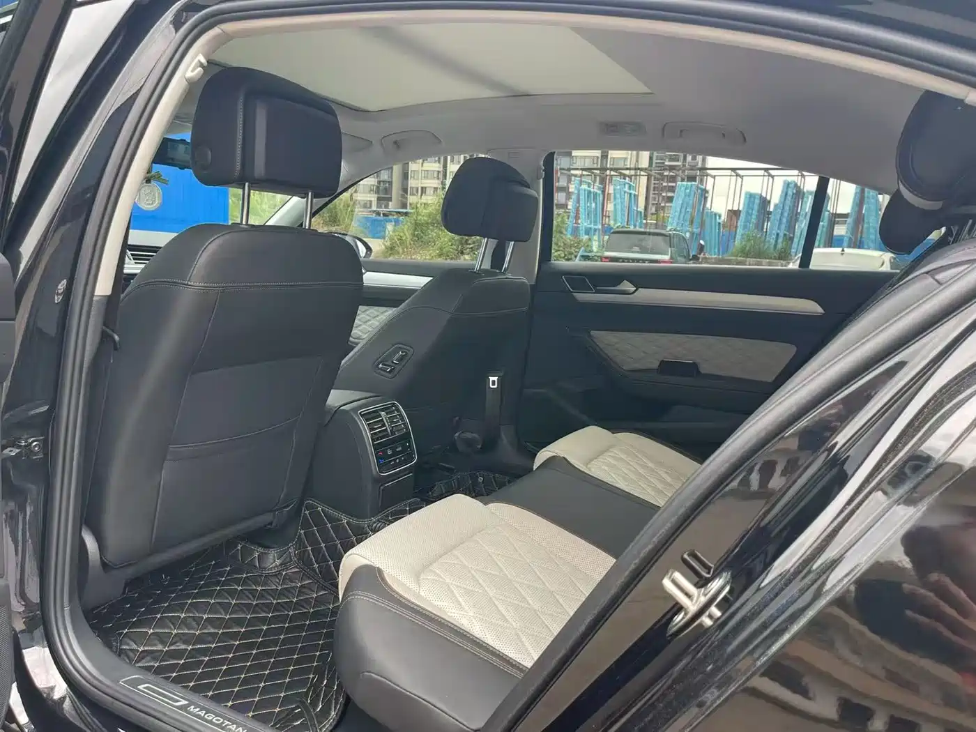 Volkswagen Magotan 2023 Model 2 Million Commemorative Edition 330TSI DSG Luxury фото 7