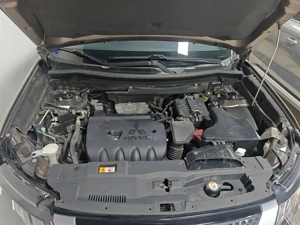Mitsubishi Outlander 2019 2.4L 2WD Premium Edition 5-seater China V фото 20
