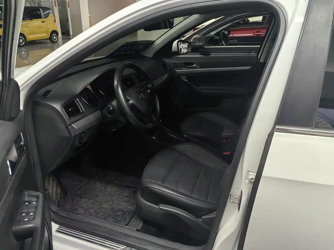Volkswagen Lavida 2017 1.6L Automatic Comfort Edition фото 7