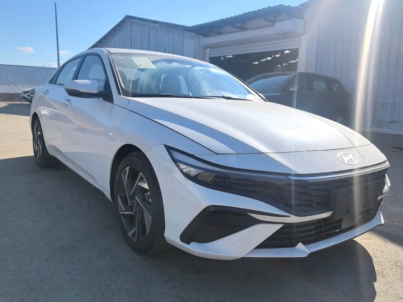 Hyundai Elantra 2023 Model 1.5L CVT LUX Premium Edition фото 2