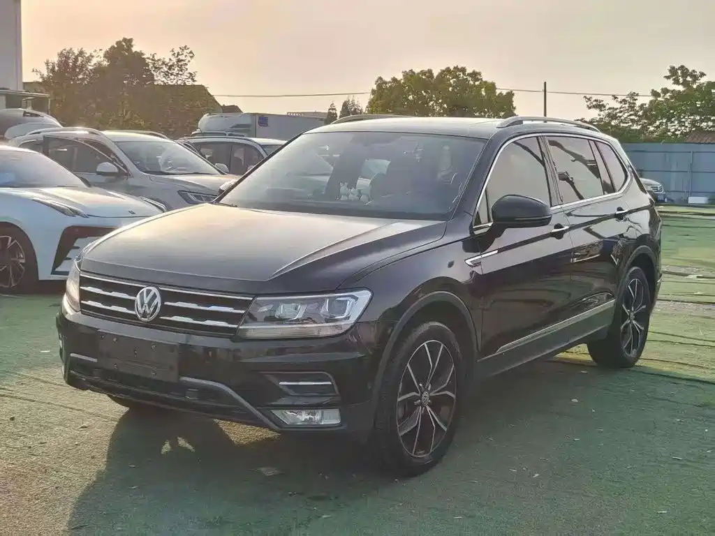 Photo 1 - Volkswagen Tiguan L