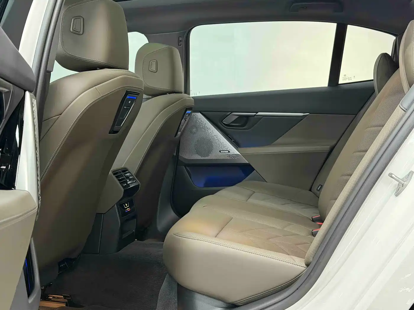 BMW 5 Series 2026 530Li Leading M Sport Package фото 8
