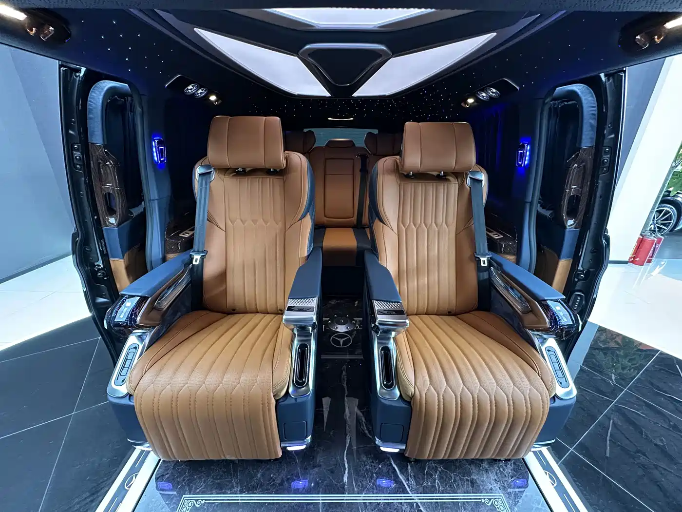 Mercedes-Benz Vito 2023 2.0T Business 7-Seater фото 10