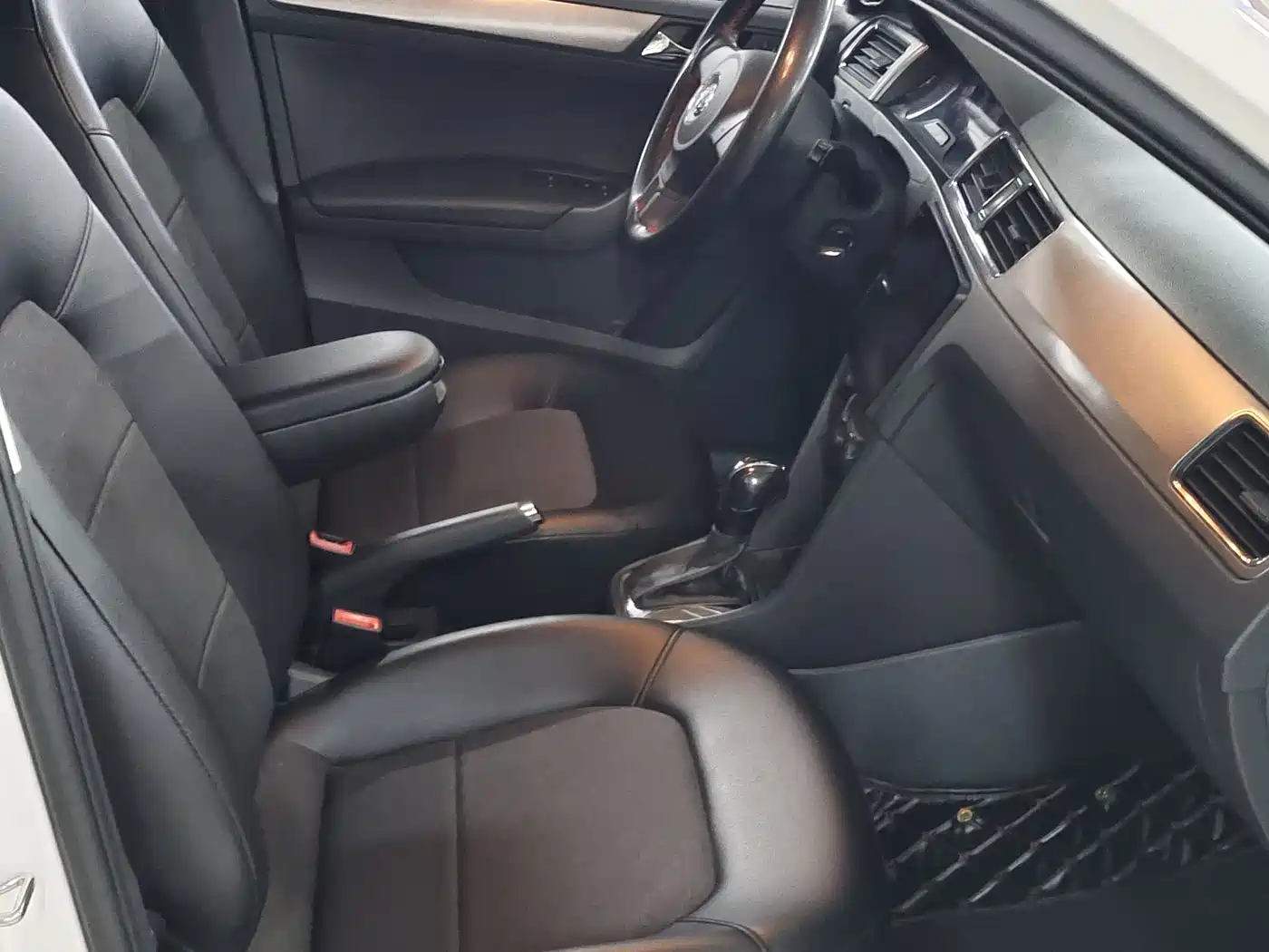 Volkswagen Santana 2015 1.6L Automatic Comfort Edition фото 6