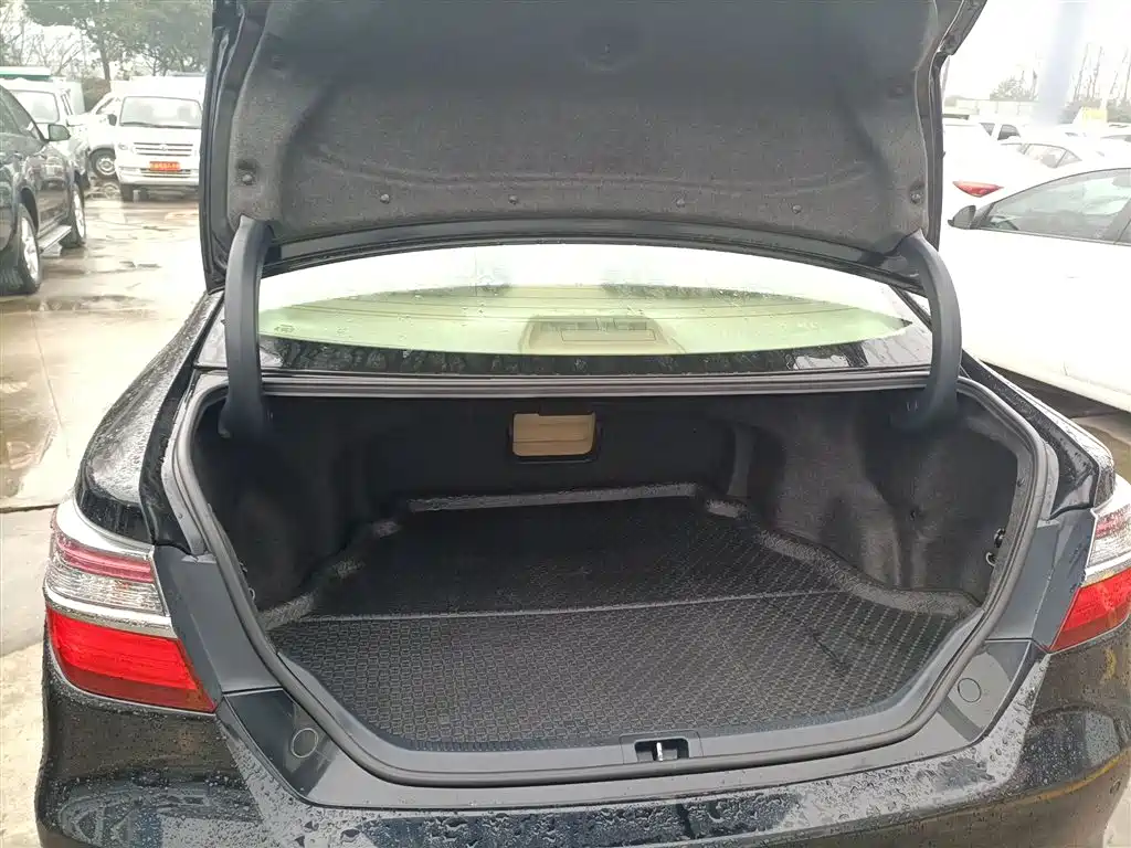Toyota Camry 2015 2.0G Leading Edition фото 16