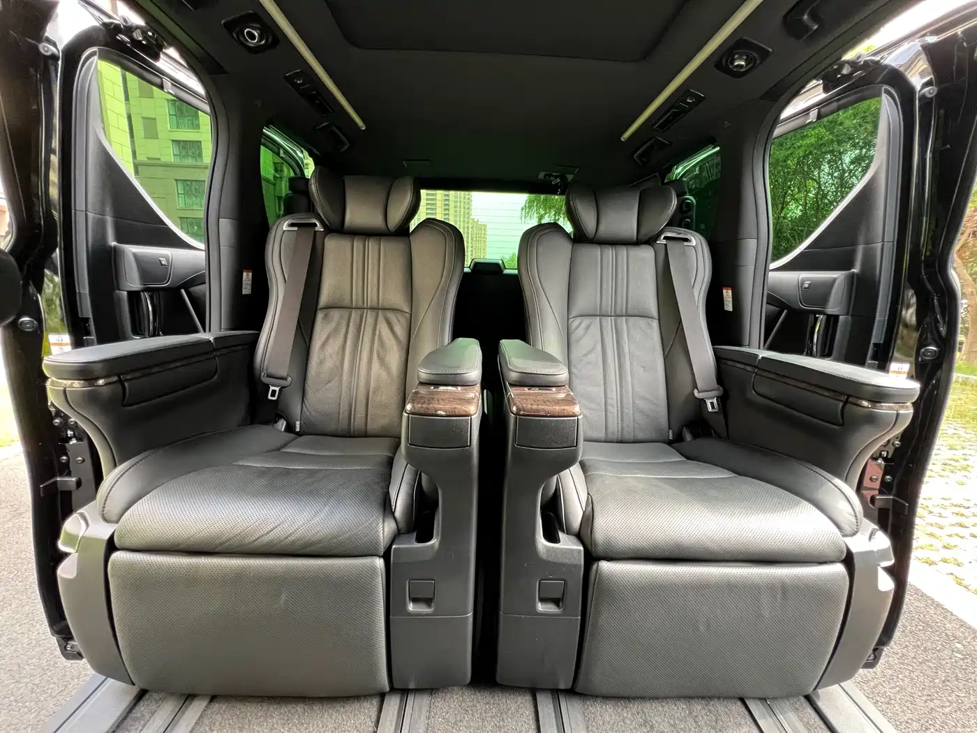 Toyota Alphard 2020 Hybrid 2.5L Premium Edition фото 7