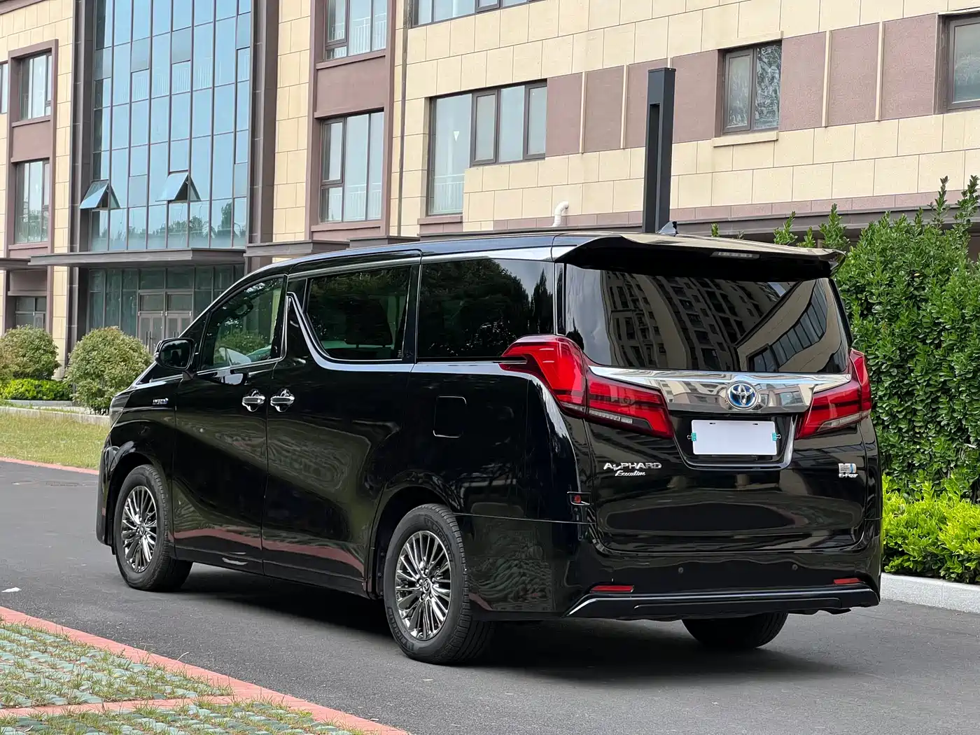 Toyota Alphard 2020 Hybrid 2.5L Premium Edition фото 12
