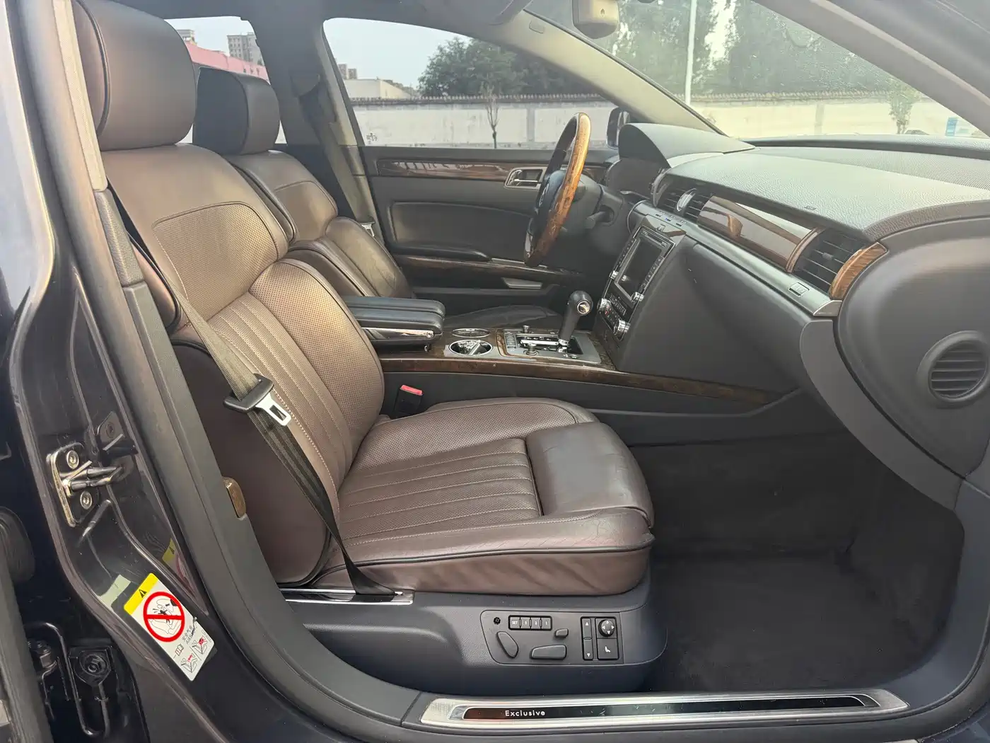 Volkswagen Phaeton 2012 2011 4.2L V8 4-seat Extended Individual Edition