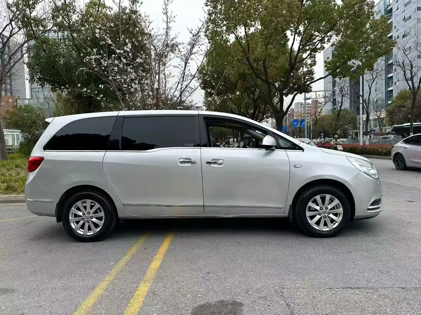 Фото 2 - Buick GL8