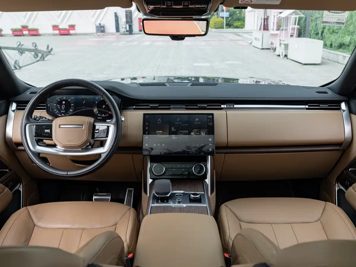 Land Rover Range Rover 2023 3.0 L6 360PS Golden Age Edition фото 9