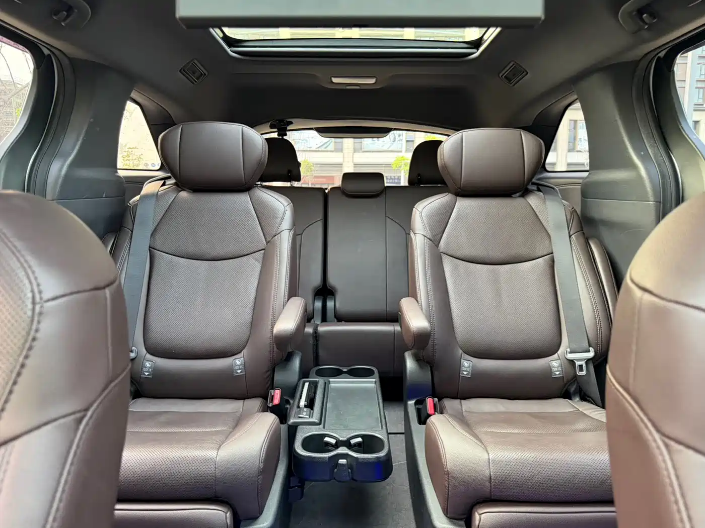 Toyota Sienna 2023 2.5L Hybrid Platinum Edition фото 23