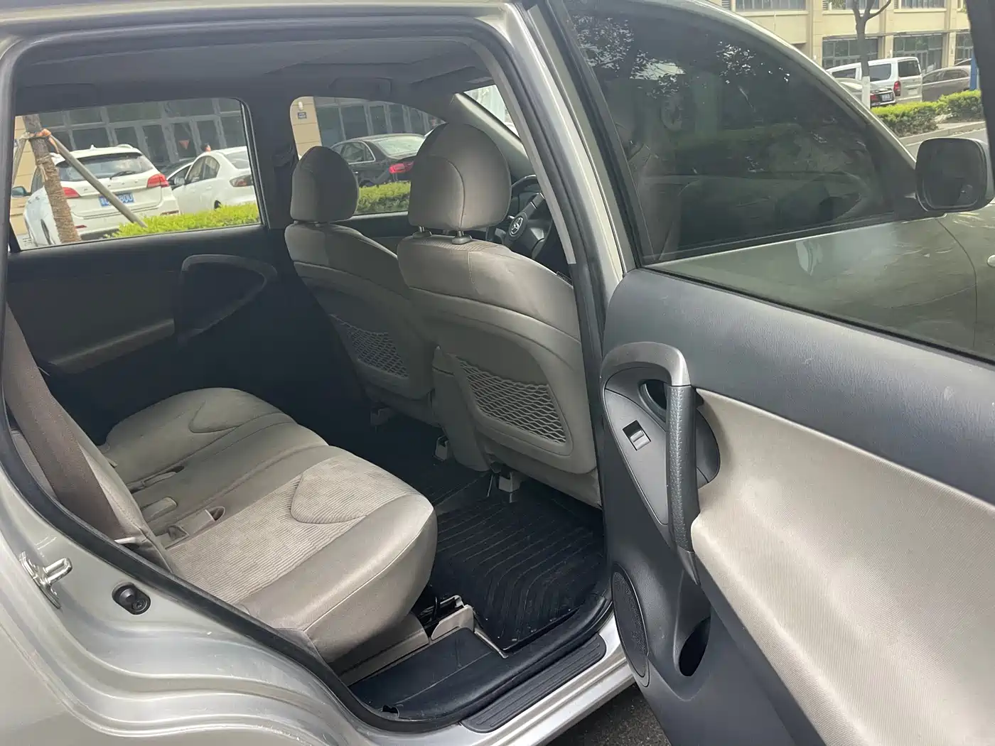 Toyota RAV4 Rongfang 2010 2.0L Automatic Luxury Upgrade Edition фото 10