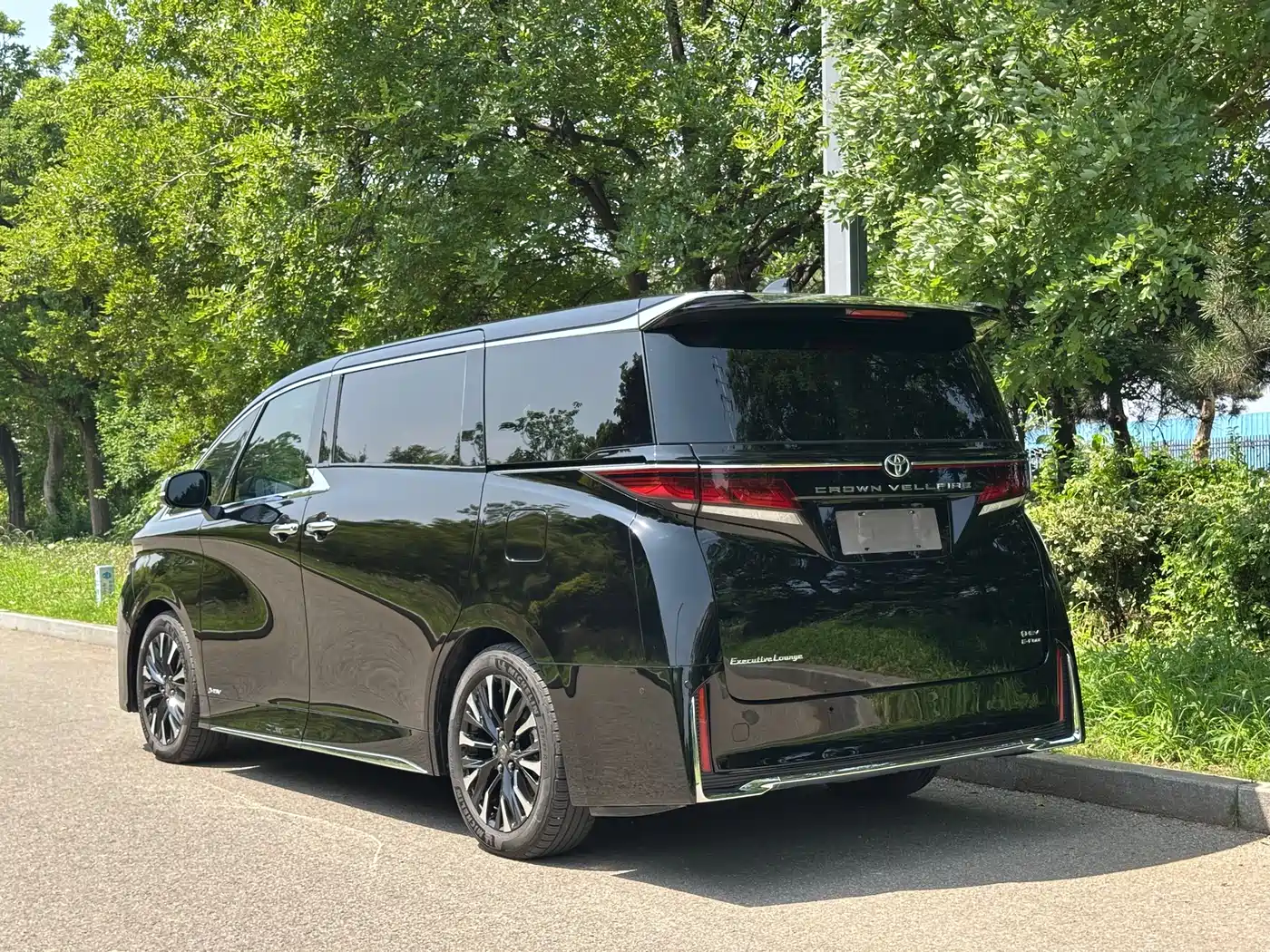 Toyota Vellfire 2024 Crown Hybrid 2.5L Executive Premium Edition фото 12