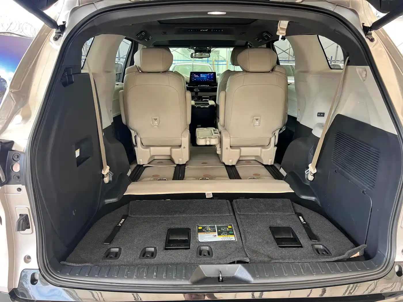 Toyota Sienna 2021 2.5L Hybrid Premium Edition фото 10