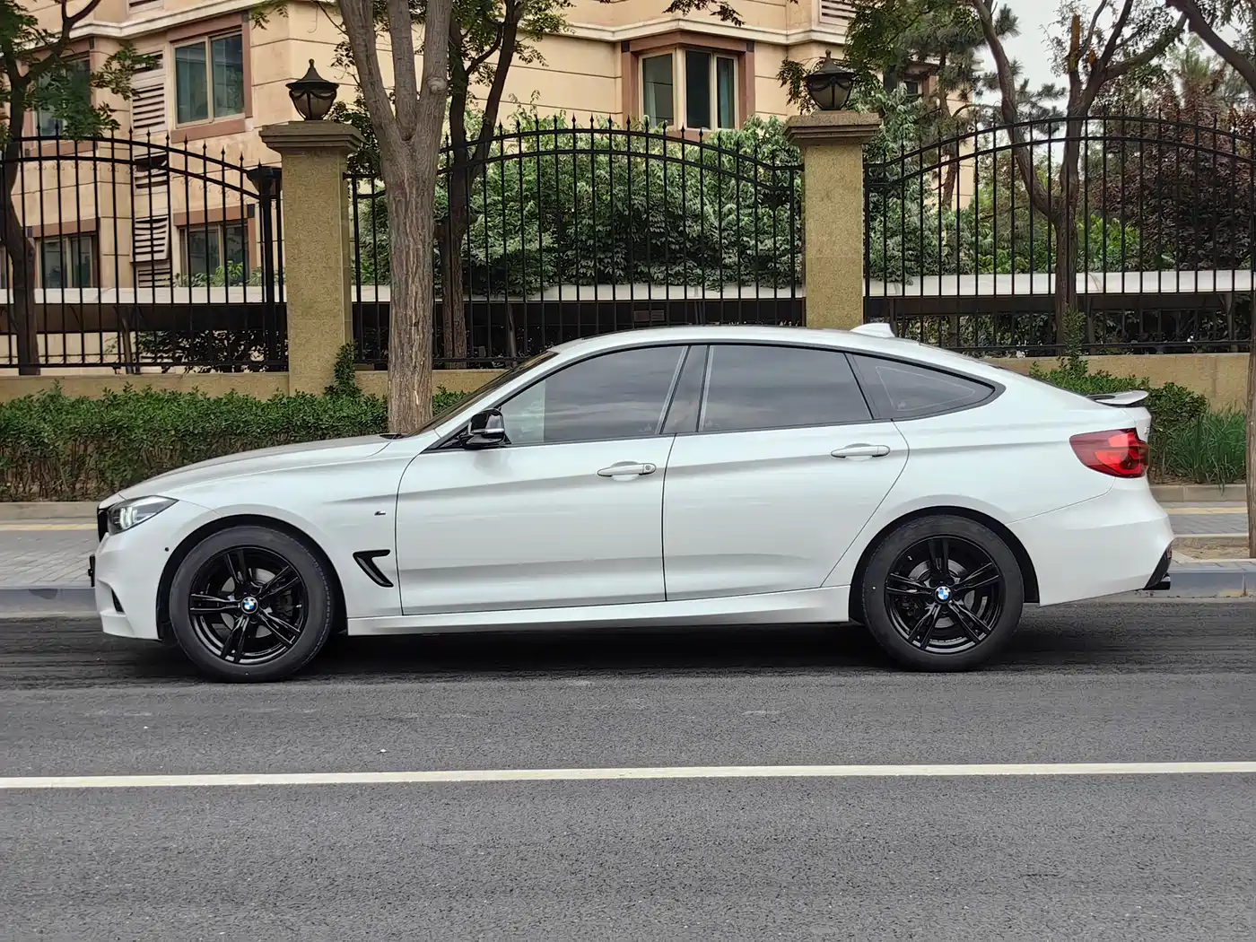 BMW 3 Series GT 2020 320i M Sport Black Night Edition фото 5