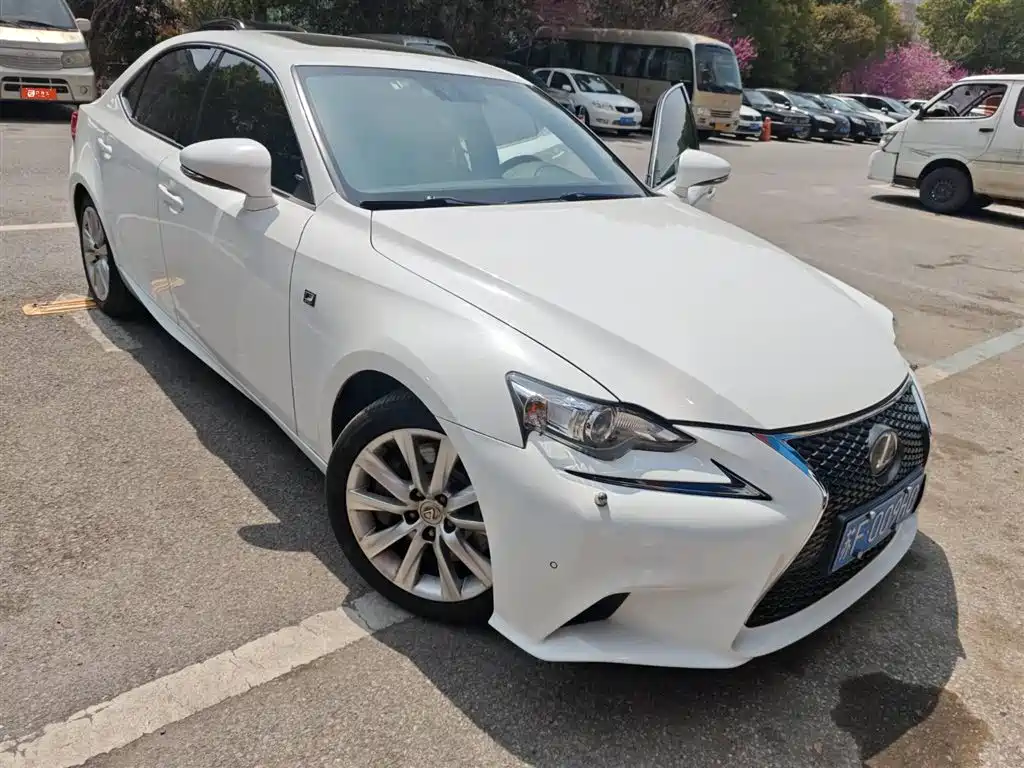 LEXUS IS