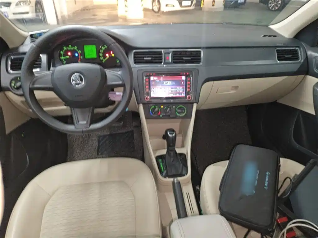 Škoda Rapid 2016 1.6L Automatic Pioneer Edition фото 10