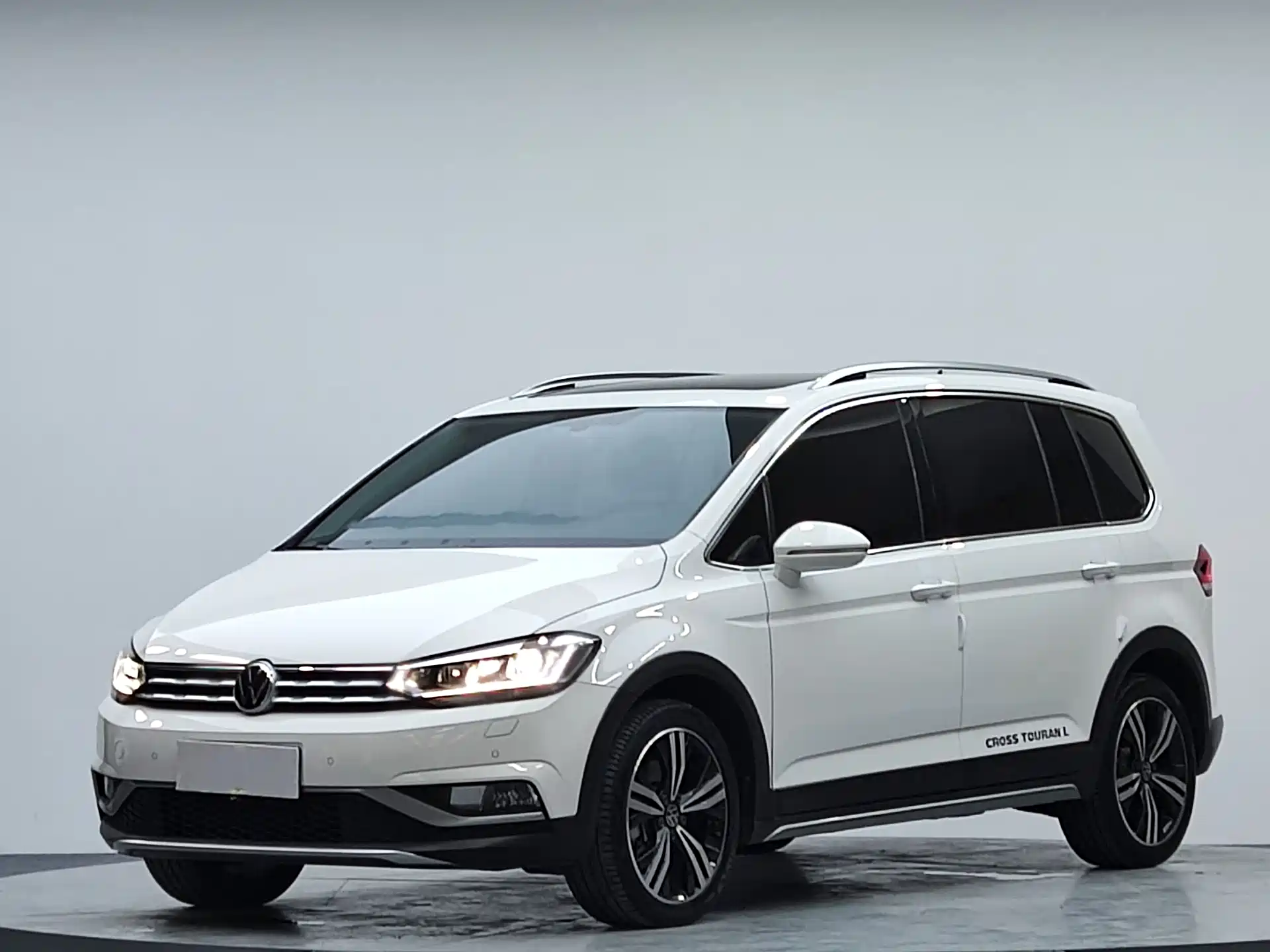 Photo 2 - Volkswagen Touran
