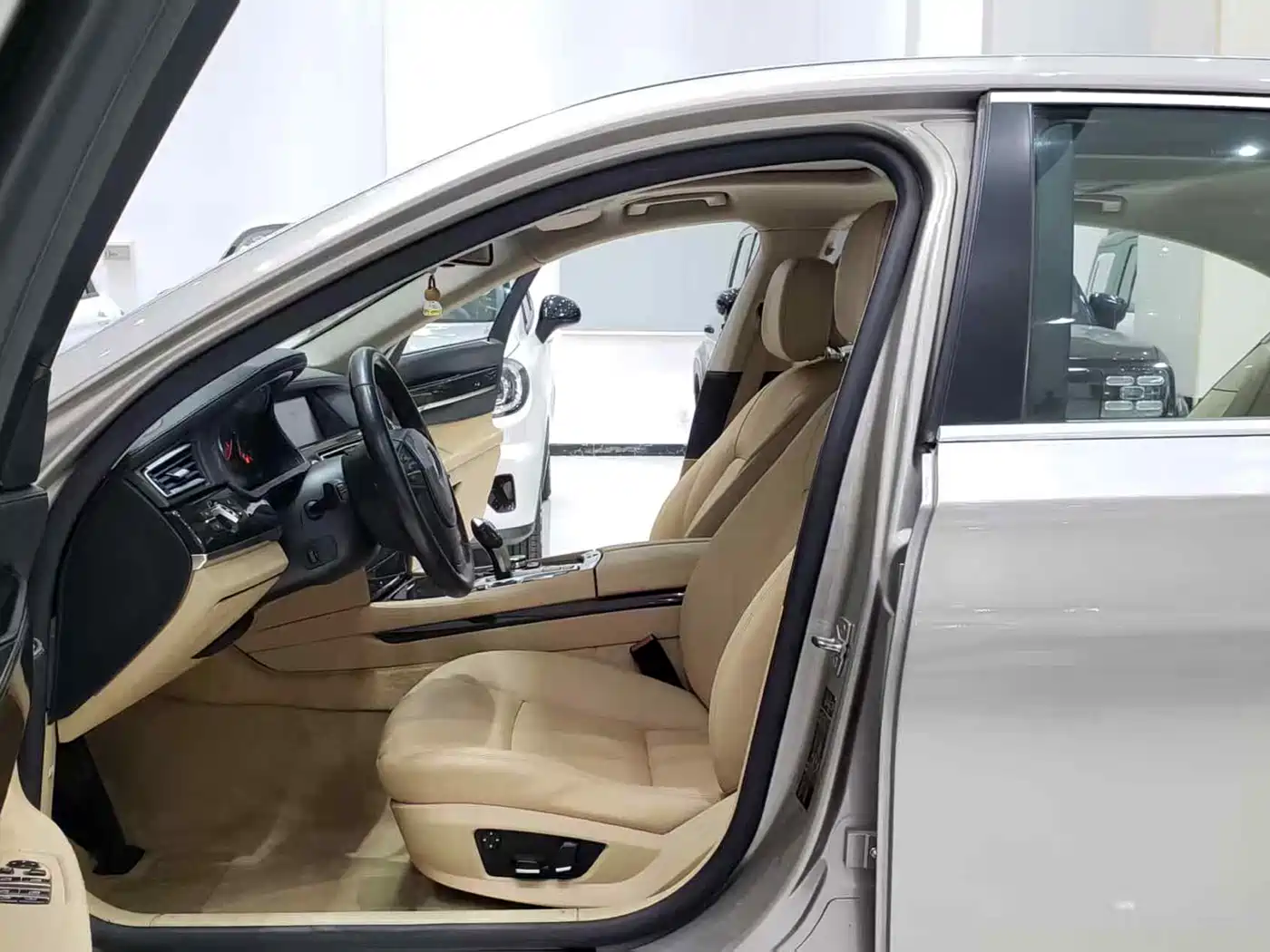 BMW 7 Series 2009 Model 740Li Leading Edition фото 5