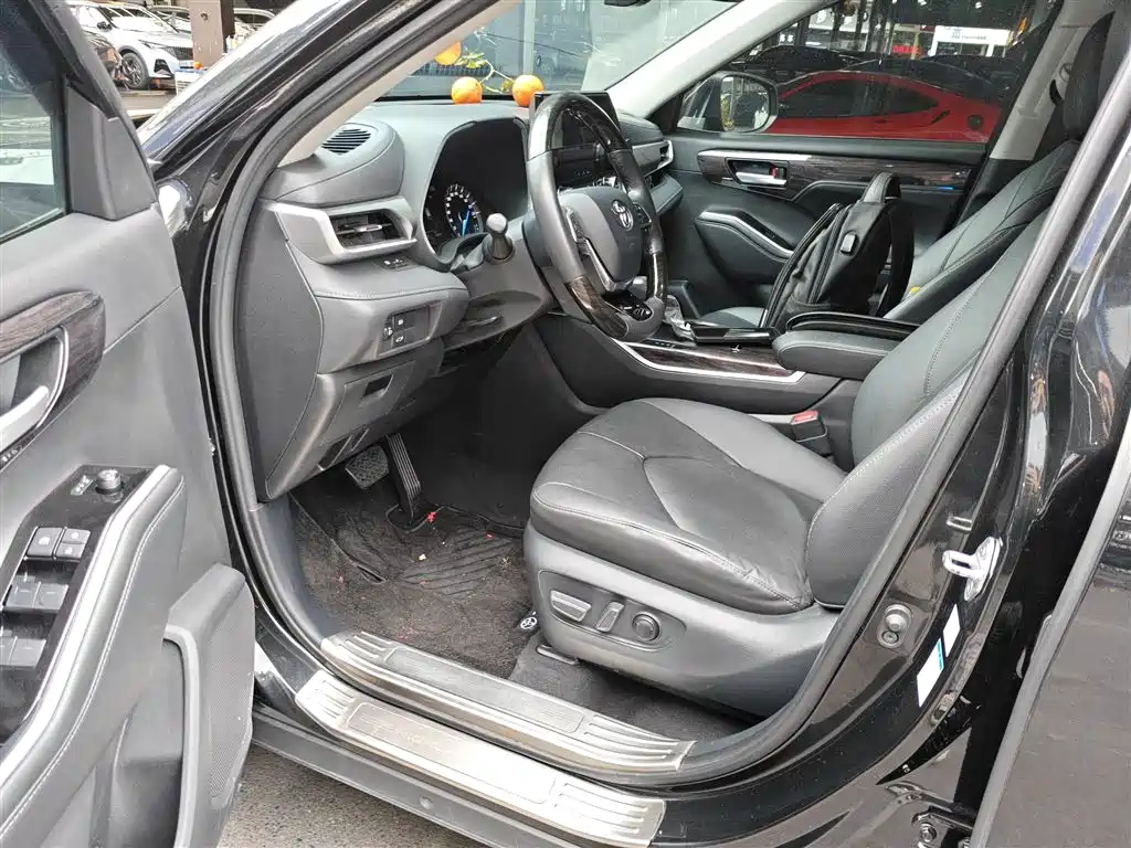 TOYOTA HIGHLANDER