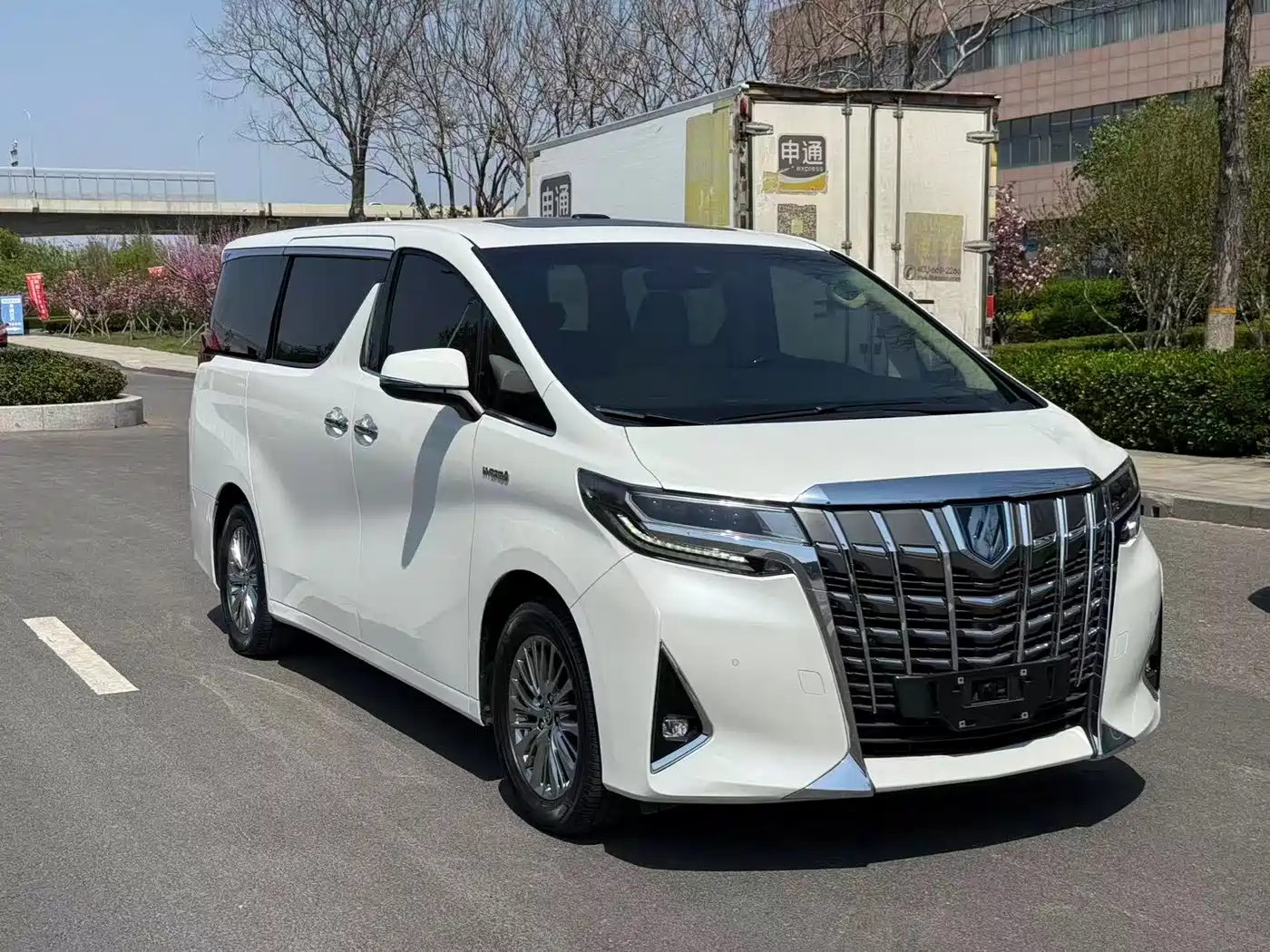 Toyota Alphard 2021 Hybrid 2.5L Luxury фото 3
