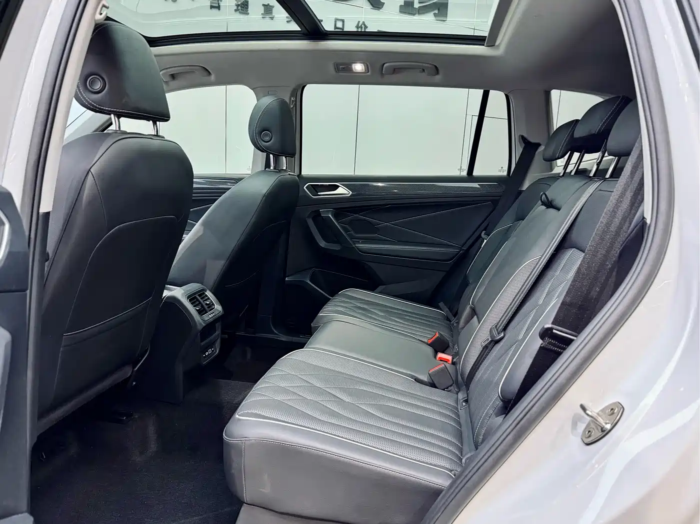 Volkswagen Tiguan L 2024 330TSI Automatic 2WD R-Line Premium Enjoyment Edition фото 10
