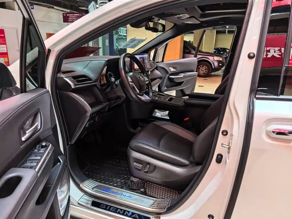 Toyota Sienna 2021 2.5L Hybrid Premium Edition фото 5