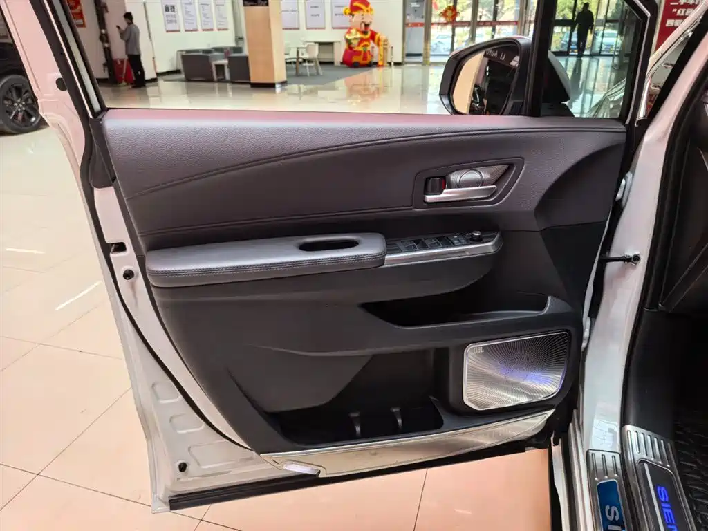 Toyota Sienna 2021 2.5L Hybrid Premium Edition фото 6