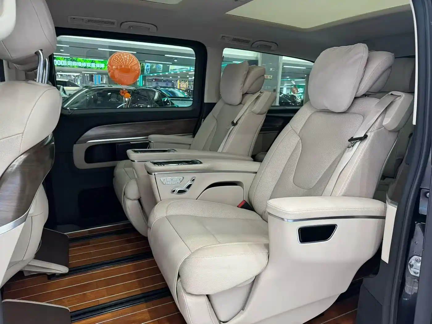 Mercedes-Benz V-Class 2021 V 260 L Long Wheelbase Premium Edition фото 6