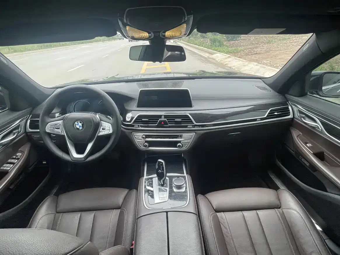 BMW 7 Series 2017 730Li Leading Edition фото 5
