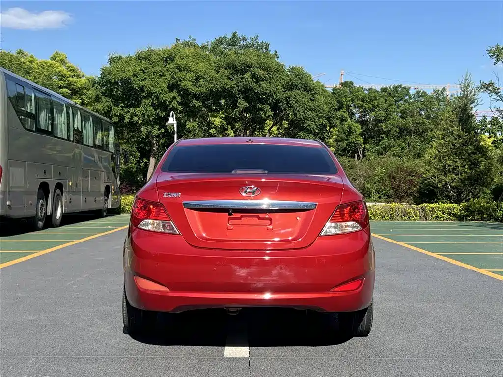 Hyundai Verna 2010 Sedan 1.4L Manual Comfort GS фото 8