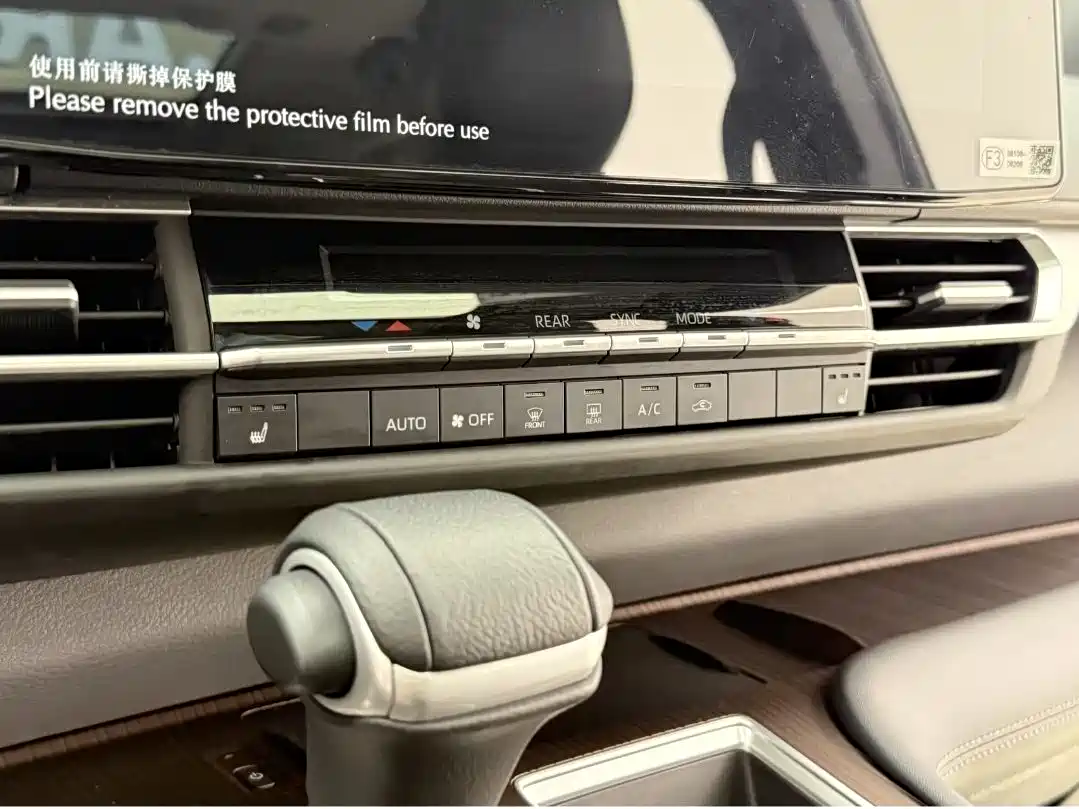 Toyota Granvia 2024 2.5L Hybrid Premium PLUS 4WD Edition фото 25