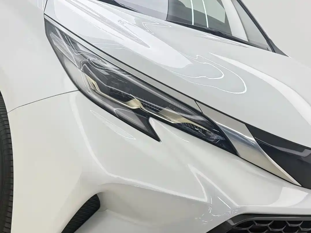 Toyota Granvia 2024 2.5L Hybrid Premium PLUS 4WD Edition фото 19