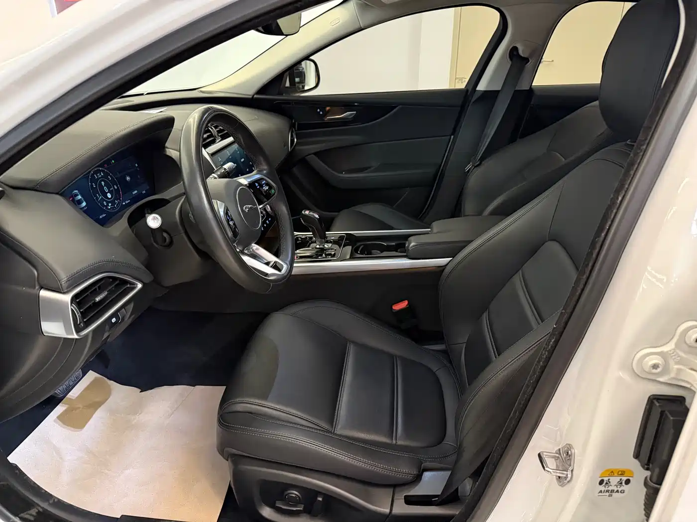 Jaguar XEL 2020 2.0T 200PS R-DYNAMIC Youth Sport Edition фото 4